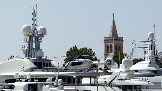 Zadar, 120711.
Megajahta Anna ruskog milijardera Dmitrija Ribolovljeva u Tankerkomercovoj marini mami uzdahe. Jahta ima heliodrom te jedan helikopter. Sagradjena je 2007. godine, odise luksuzom, a vrijedi cak 65 milijuna eura. Vlasnik Ribolovljev je medju