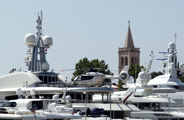 Zadar, 120711.
Megajahta Anna ruskog milijardera Dmitrija Ribolovljeva u Tankerkomercovoj marini mami uzdahe. Jahta ima heliodrom te jedan helikopter. Sagradjena je 2007. godine, odise luksuzom, a vrijedi cak 65 milijuna eura. Vlasnik Ribolovljev je medju