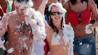 Novalja / Zrce, 260811.
Tematski blok: Pjena party u Aquariusu. Jedan od zastitnih znakova zrcanskog kluba Aquarius je pjena party. Svakodnevni je sastavni dio Aquariusovih After Beach Partyja. Taj jednostavan dogadjaj izuzetno veseli partijanere koji rad