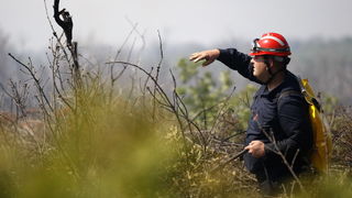 Visocane, 080811.
VOC Zadar zaprimio je danas nesto iza 13 sati dojavu o pozaru otvorenog prostora kod mjesta Visocane. Gori hrastova suma. U gasenju sudjeluju JVP Zadar i DVD Pljusak s 20 vatrogasaca i 5 vatrogasnih vozila, a ocekuje se i dolazak vatroga