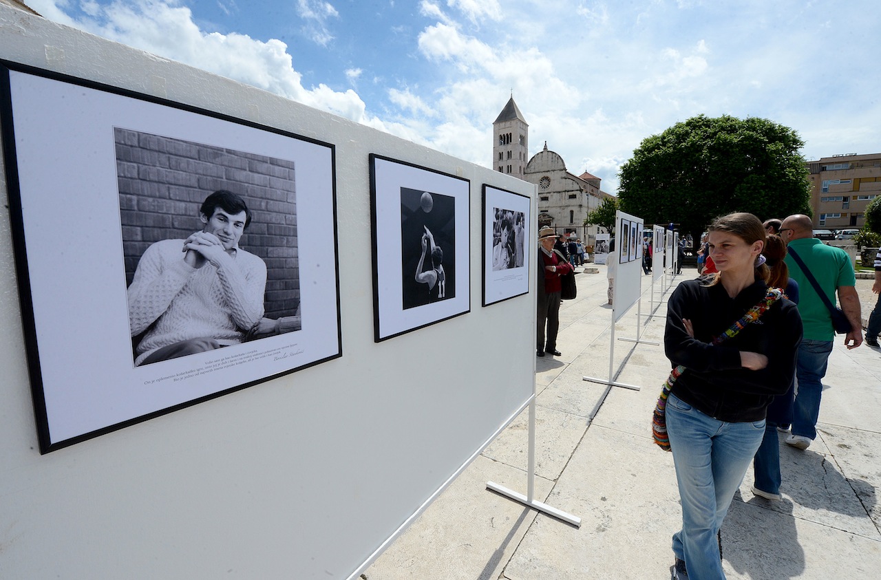 Hrvatska se sjeća košarkaške legende Krešimira Ćosića koji nas je prerano napustio prije 20 godina. Svečanom večerom u Falkensteinerovom hotelu Iadera u Petrčanima, obitelj Krešimira Ćosića – supruga Ljerka, kćerke Ana i Iva te sin Petar Krešimir, brojni Hrvatska se sjeća košarkaške legende Krešimira Ćosića koji nas je prerano napustio prije 20 godina. Svečanom večerom u Falkensteinerovom hotelu Iadera u Petrčanima, obitelj Krešimira Ćosića – supruga Ljerka, kćerke Ana i Iva te sin Petar Krešimir, brojni