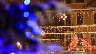 Sinj, 101212. 
Ciklona Simenka je veceras donijela pravi snijezni ugodjaj u Sinju.
Na slici Snijezni ugodjaj u Sinju.
Foto: Zvonimir Barisin / CROPIX