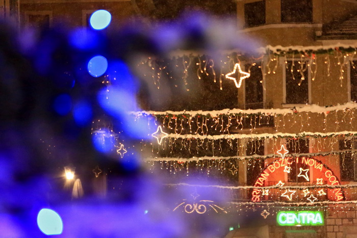 Sinj, 101212. 
Ciklona Simenka je veceras donijela pravi snijezni ugodjaj u Sinju.
Na slici Snijezni ugodjaj u Sinju.
Foto: Zvonimir Barisin / CROPIX