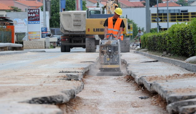 Zadar, 090511.
Plinovod se kroz Zadar naveliko gradi, a jos se ne zna ni cijena prikljucka ni tko ce biti prvi potrosaci.  
Na fotografiji: radovi na Jadranskoj cesti.
Foto: Andrija Lucic / CROPIX