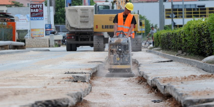 Zadar, 090511.
Plinovod se kroz Zadar naveliko gradi, a jos se ne zna ni cijena prikljucka ni tko ce biti prvi potrosaci.
Na fotografiji: radovi na Jadranskoj cesti.
Foto: Andrija Lucic / CROPIX Zadar, 090511.
Plinovod se kroz Zadar naveliko gradi, a jos se ne zna ni cijena prikljucka ni tko ce biti prvi potrosaci.
Na fotografiji: radovi na Jadranskoj cesti.
Foto: Andrija Lucic / CROPIX