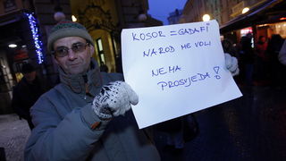 Zagreb, 020311. 
Novi, cetvrti po redu, protuvladin prosvjed tzv. facebook grupe zapoceo je veceras na Cvjetnom trgu. 
Na fotografiji: prosvjednik s transparentom.
Foto: Davor Pongracic / CROPIX