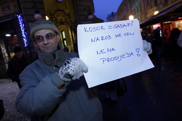 Zagreb, 020311. 
Novi, cetvrti po redu, protuvladin prosvjed tzv. facebook grupe zapoceo je veceras na Cvjetnom trgu. 
Na fotografiji: prosvjednik s transparentom.
Foto: Davor Pongracic / CROPIX