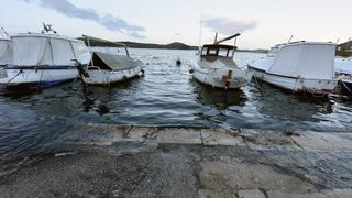 Sibenik – Zbog velike plime u gradu poplavio dio rive u starom dijelu grada Dolcu. Photo: Hrvoje Jelavic/PIXSELL