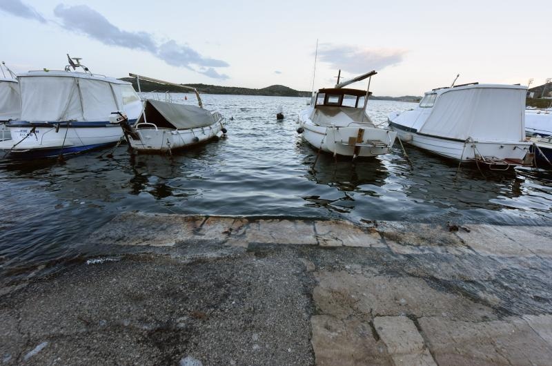 Sibenik – Zbog velike plime u gradu poplavio dio rive u starom dijelu grada Dolcu. Photo: Hrvoje Jelavic/PIXSELL