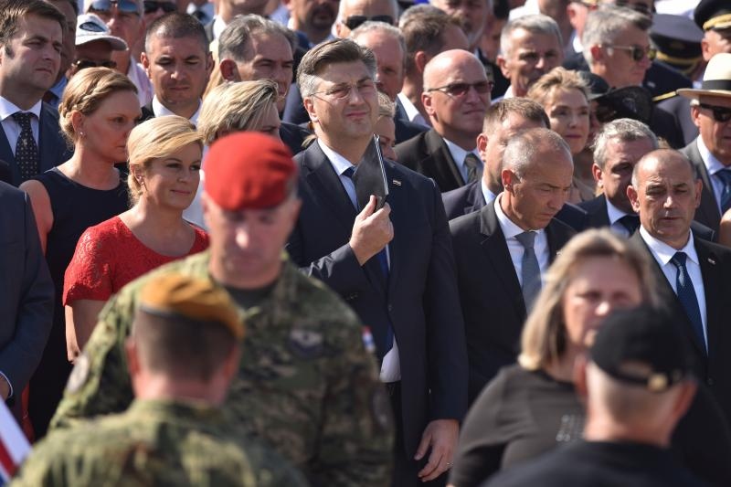 Uz zvukove hime “Lijepa naša” podignuta je zastava Republike Hrvatske na Kninskoj tvrđavi Uz zvukove hime “Lijepa naša” podignuta je zastava Republike Hrvatske na Kninskoj tvrđavi
