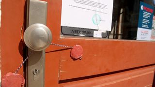 23.07.2013., Zadar – Zbog viska od 128 kn u blagajni, inspektori su jutros zapecatili ugostiteljski objekt “Macho” u centru grada. Vlasnicima iz Njemacke takodjer je izrecena novcana kazna od 20 000 kn. Oni najavljuju zalbu sudu u Strazburu. Photo: Dino