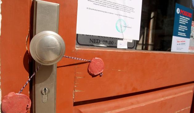 23.07.2013., Zadar – Zbog viska od 128 kn u blagajni, inspektori su jutros zapecatili ugostiteljski objekt “Macho” u centru grada. Vlasnicima iz Njemacke takodjer je izrecena novcana kazna od 20 000 kn. Oni najavljuju zalbu sudu u Strazburu. Photo: Dino