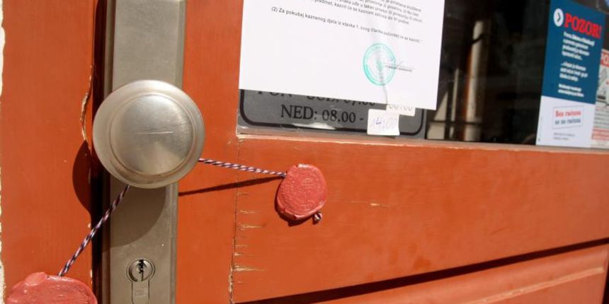 23.07.2013., Zadar – Zbog viska od 128 kn u blagajni, inspektori su jutros zapecatili ugostiteljski objekt “Macho” u centru grada. Vlasnicima iz Njemacke takodjer je izrecena novcana kazna od 20 000 kn. Oni najavljuju zalbu sudu u Strazburu. Photo: Dino 23.07.2013., Zadar – Zbog viska od 128 kn u blagajni, inspektori su jutros zapecatili ugostiteljski objekt “Macho” u centru grada. Vlasnicima iz Njemacke takodjer je izrecena novcana kazna od 20 000 kn. Oni najavljuju zalbu sudu u Strazburu. Photo: Dino