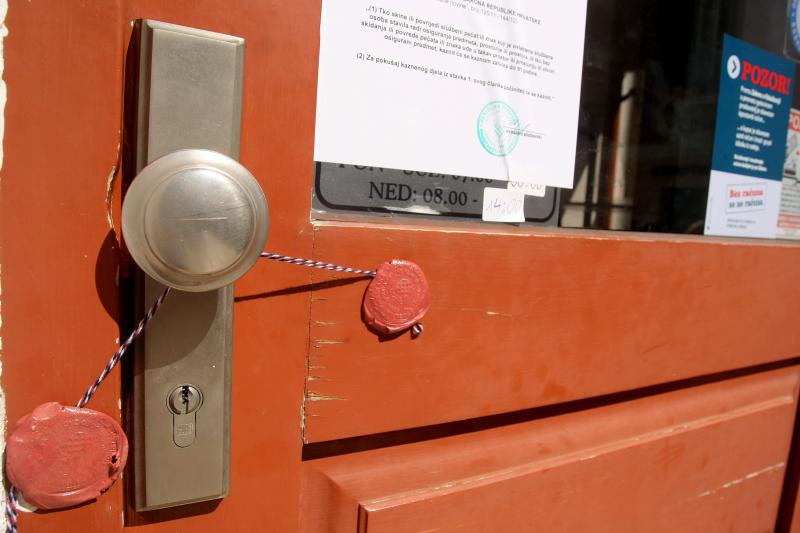 23.07.2013., Zadar – Zbog viska od 128 kn u blagajni, inspektori su jutros zapecatili ugostiteljski objekt “Macho” u centru grada. Vlasnicima iz Njemacke takodjer je izrecena novcana kazna od 20 000 kn. Oni najavljuju zalbu sudu u Strazburu. Photo: Dino