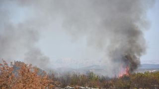 Pristeg: Veliki požar nošen burom približava se kućama, čuju se i detonacije mina