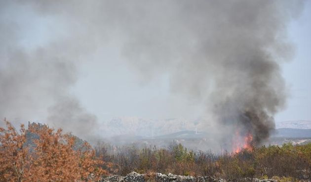 Pristeg: Veliki požar nošen burom približava se kućama, čuju se i detonacije mina