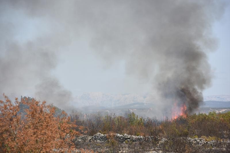 Pristeg: Veliki požar nošen burom približava se kućama, čuju se i detonacije mina
