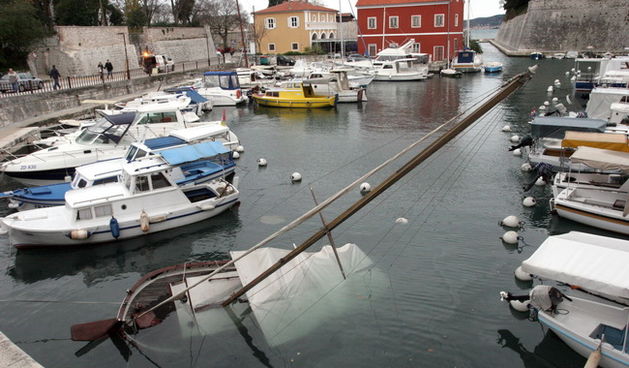 Zadar , 091209,
Velika kisa pracena jugom koja je Zadar pogodila tijekom noci sa utorka na srijedu potopila je drveni brod u uvali Fosa. Iz Zupanijske lucke uprave porucuju da je vlasnik duzan odmah pristupiti vadjenju broda kojeg nije uredno odrzavao pa