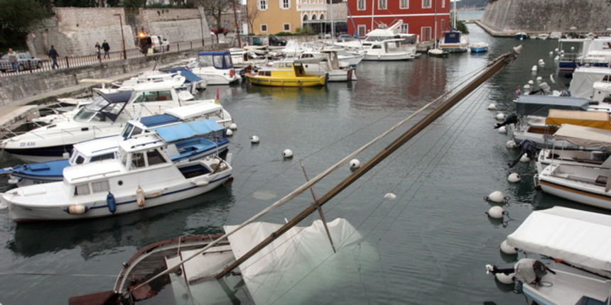 Zadar , 091209,
Velika kisa pracena jugom koja je Zadar pogodila tijekom noci sa utorka na srijedu potopila je drveni brod u uvali Fosa. Iz Zupanijske lucke uprave porucuju da je vlasnik duzan odmah pristupiti vadjenju broda kojeg nije uredno odrzavao pa Zadar , 091209,
Velika kisa pracena jugom koja je Zadar pogodila tijekom noci sa utorka na srijedu potopila je drveni brod u uvali Fosa. Iz Zupanijske lucke uprave porucuju da je vlasnik duzan odmah pristupiti vadjenju broda kojeg nije uredno odrzavao pa