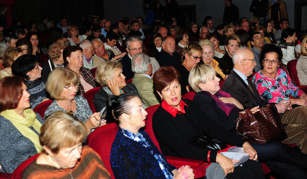 Zadar, 06.11.2012. snimio: Nenad Marčev 
Gradsko kazalište Sisak & 
Kazališna družina AMICRO 
Mario Fratti: 
PRIJATELJI(CE), komedija 
redatelj: Boris B. Hrovat 
igraju: Goran Grgić, Nada Abrus, 
Dunja Sepčić, Igor Golub
Dvorana HNK Zadar