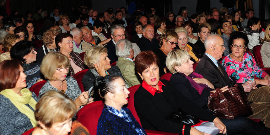 Zadar, 06.11.2012. snimio: Nenad Marčev 
Gradsko kazalište Sisak & 
Kazališna družina AMICRO 
Mario Fratti: 
PRIJATELJI(CE), komedija 
redatelj: Boris B. Hrovat 
igraju: Goran Grgić, Nada Abrus, 
Dunja Sepčić, Igor Golub
Dvorana HNK Zadar