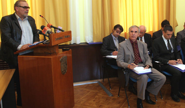 Na zupanijskoj skupstini Svetko Saric (SDP) i zupan Stipe Zrilic stalno su polemizirali sa pitanjima i odgovorima. Foto: Branislav Grgurovic / CROPIX