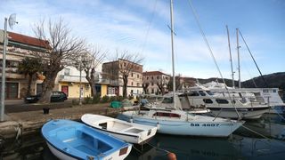 Skradin romantičan mediteranski grad na desnoj obali rijeke Krke Skradin romantičan mediteranski grad na desnoj obali rijeke Krke