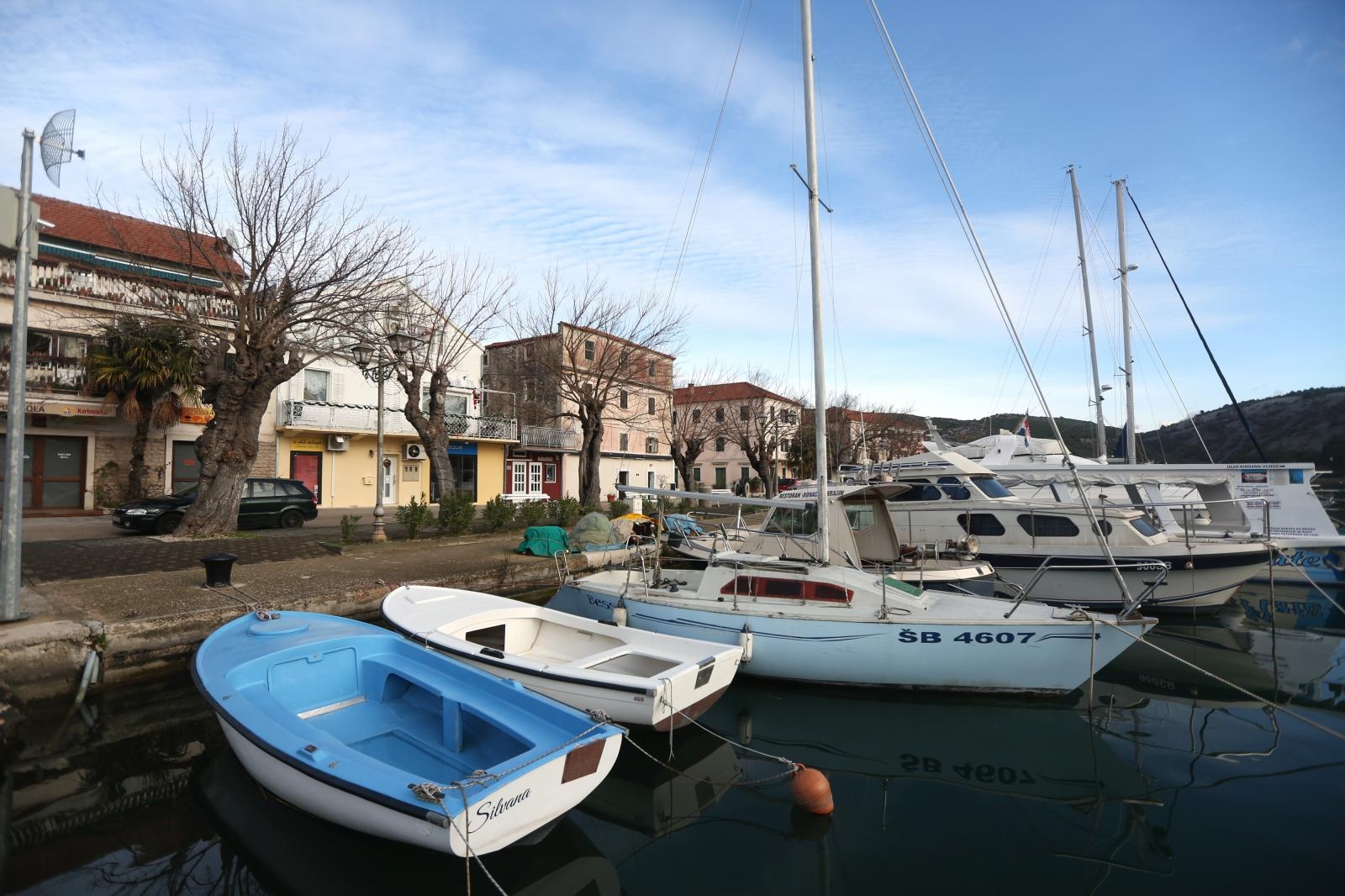 Skradin romantičan mediteranski grad na desnoj obali rijeke Krke Skradin romantičan mediteranski grad na desnoj obali rijeke Krke