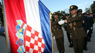 Vukovar, 250610.
U povodu Dana drzavnosti Republike Hrvatske obiljezen  zavrsetak skolovanja polaznika vojnih skola za potrebe Oruzanih snaga. Na fotografiji postrojeni polaznici vojnih skola.
Foto: Damir Glibusic / CROPIX