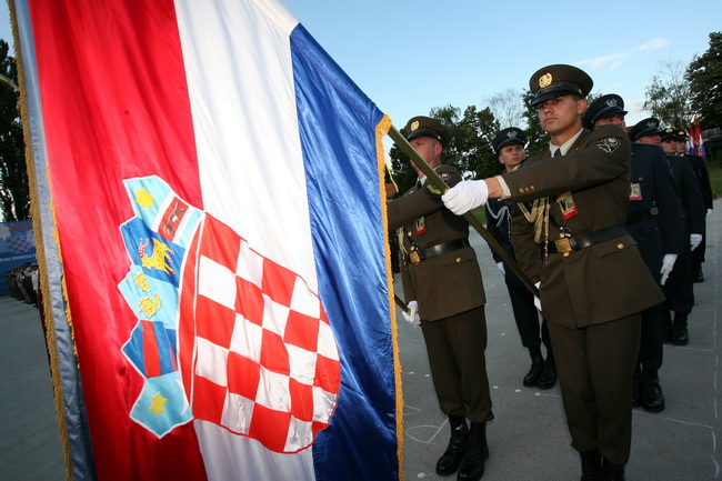 Vukovar, 250610.
U povodu Dana drzavnosti Republike Hrvatske obiljezen  zavrsetak skolovanja polaznika vojnih skola za potrebe Oruzanih snaga. Na fotografiji postrojeni polaznici vojnih skola.
Foto: Damir Glibusic / CROPIX
