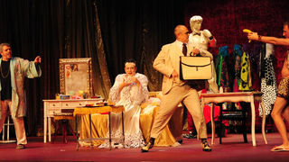 Zadar, 12.11.2012. snimio: Nenad Marčev
SATIRIČKO KAZALIŠTE KEREMPUH
Jean Poiret:
Krletka, komedija
redatelj: Krešimir Dolenčić
igraju: Ž. Königsknecht, H. Kečkeš, M. Mirković,
I. Đuričić, L. Petrušić, B. Perić, V. Čokljat,
M. Posavec Zadar, 12.11.2012. snimio: Nenad Marčev
SATIRIČKO KAZALIŠTE KEREMPUH
Jean Poiret:
Krletka, komedija
redatelj: Krešimir Dolenčić
igraju: Ž. Königsknecht, H. Kečkeš, M. Mirković,
I. Đuričić, L. Petrušić, B. Perić, V. Čokljat,
M. Posavec