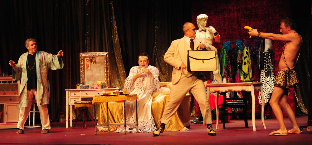 Zadar, 12.11.2012. snimio: Nenad Marčev
SATIRIČKO KAZALIŠTE KEREMPUH
Jean Poiret:
Krletka, komedija
redatelj: Krešimir Dolenčić
igraju: Ž. Königsknecht, H. Kečkeš, M. Mirković,
I. Đuričić, L. Petrušić, B. Perić, V. Čokljat,
M. Posavec Zadar, 12.11.2012. snimio: Nenad Marčev
SATIRIČKO KAZALIŠTE KEREMPUH
Jean Poiret:
Krletka, komedija
redatelj: Krešimir Dolenčić
igraju: Ž. Königsknecht, H. Kečkeš, M. Mirković,
I. Đuričić, L. Petrušić, B. Perić, V. Čokljat,
M. Posavec