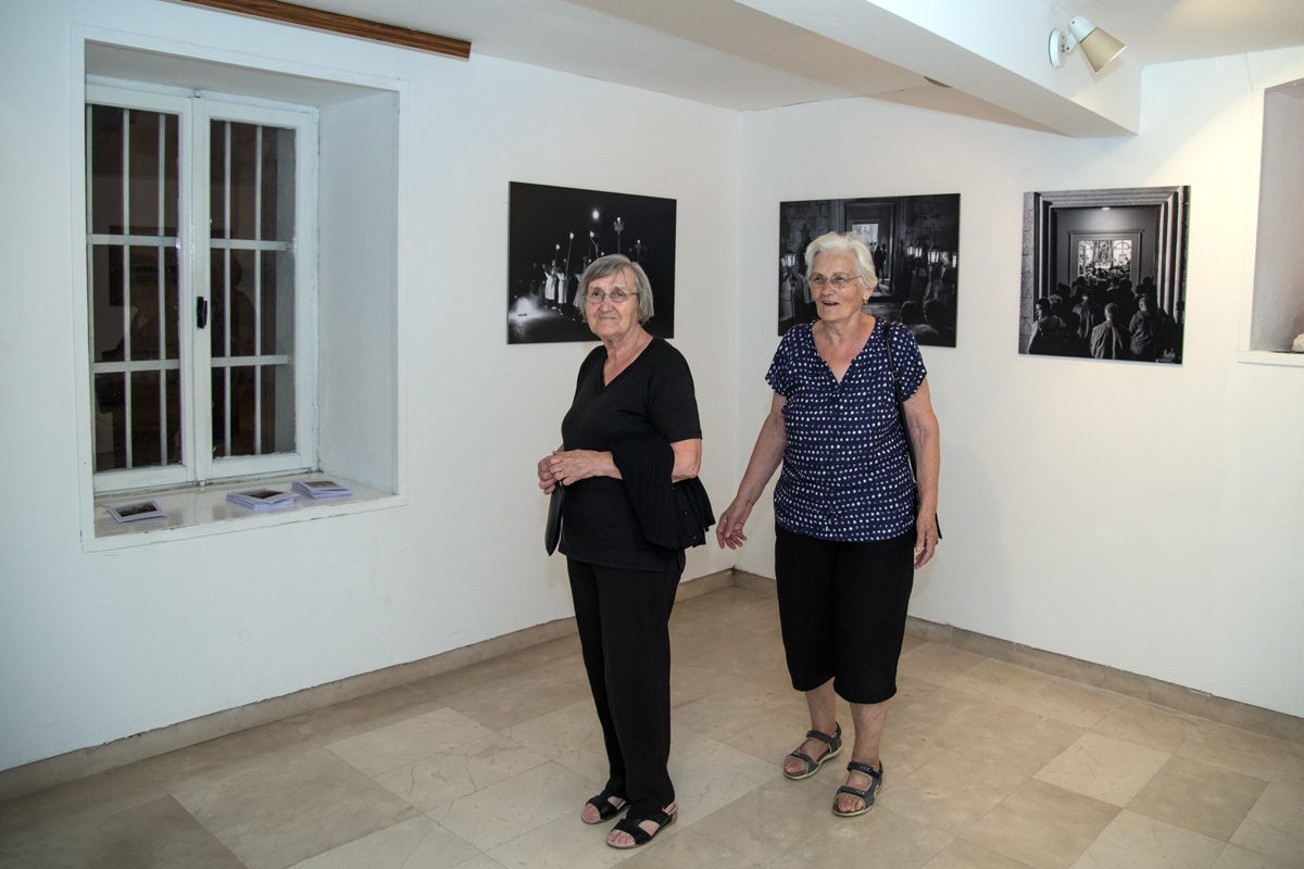Otvorenje izložbe fotografija “Biogradske procesije” Vinka Pešića Otvorenje izložbe fotografija “Biogradske procesije” Vinka Pešića