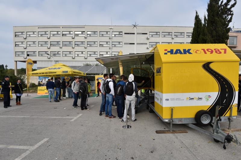 Auto klub Zadar prezentirao simulator prevrtanja i sudara, Foto: Dino Stanin/PIXSELL Auto klub Zadar prezentirao simulator prevrtanja i sudara, Foto: Dino Stanin/PIXSELL