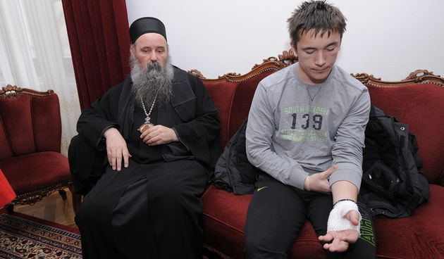 Kistanje, 180313.
U sukobu do kojega je doslo jucer poslijepodne oko 13 sati na cesti koja vodi od Bogoslovije Sveta Tri Jerarha u manastiru Krki prema selu Kistanje, sudjelovalo je 15 osoba, sedam maloljetnih Kistanjaca i osam ucenika bogoslovije.
Jedan