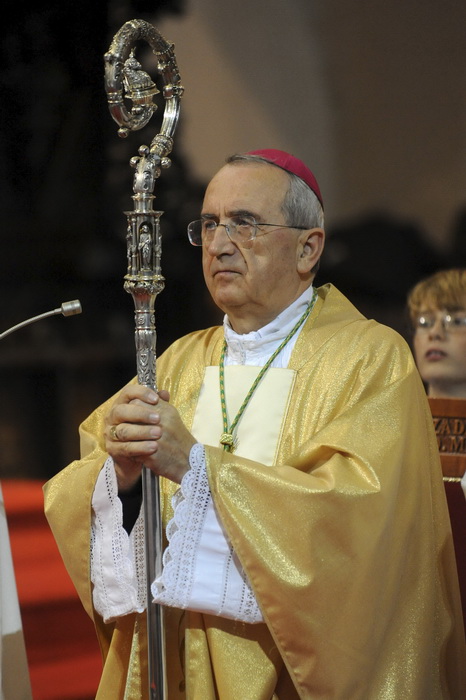 Zadar, 251212
Misu polnocku u katedrali svete Stosije predvodio je nadbiskup msgr. Zelimir Puljic.
Na fotografiji: detalj s mise; msgr. Zelimir Puljic(sredina)
Foto: Luka Gerlanc / CROPIX Zadar, 251212
Misu polnocku u katedrali svete Stosije predvodio je nadbiskup msgr. Zelimir Puljic.
Na fotografiji: detalj s mise; msgr. Zelimir Puljic(sredina)
Foto: Luka Gerlanc / CROPIX
