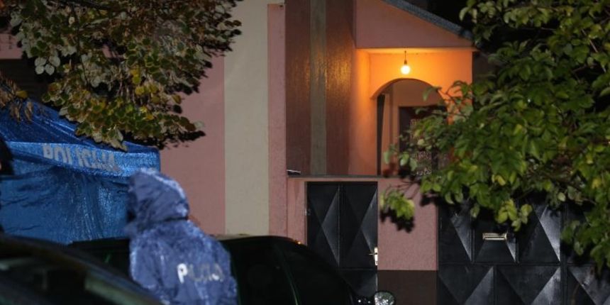 Vinkovci – Policijski ocevid u obiteljskoj kuci gdje su pronadjena dva tijela, sumnja se na ubojstvo i samoubojstvo. Policijski ocevid u tijeku. Photo: Marko Mrkonjic/PIXSELL Vinkovci – Policijski ocevid u obiteljskoj kuci gdje su pronadjena dva tijela, sumnja se na ubojstvo i samoubojstvo. Policijski ocevid u tijeku. Photo: Marko Mrkonjic/PIXSELL
