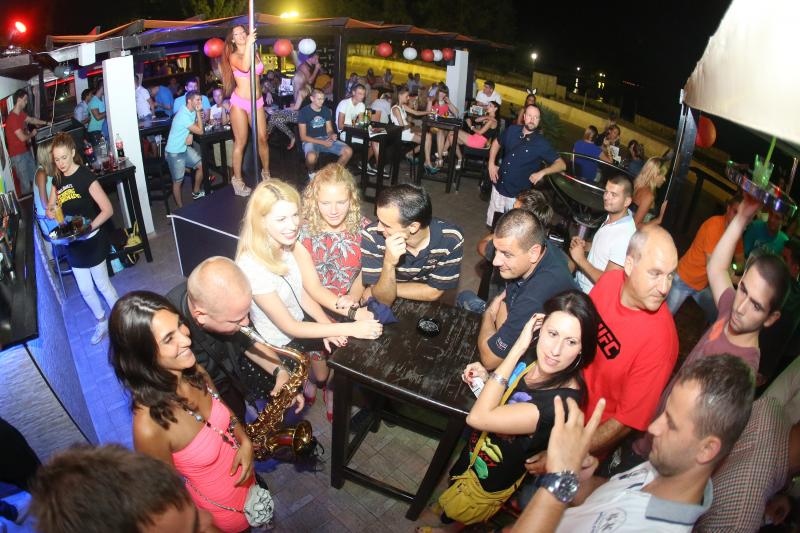 Opis  02.08.2014., Zadar – Playboy party turneja nastavila se i u Zadru u klubu Mango gdje su atraktivne plesacice uljepsale vecer mnogih gostiju. Photo: Filip Brala/PIXSELL Autor  Filip Brala/PIXSELL Ključne riječi  party, stranka, playboy, Mango, ljeto