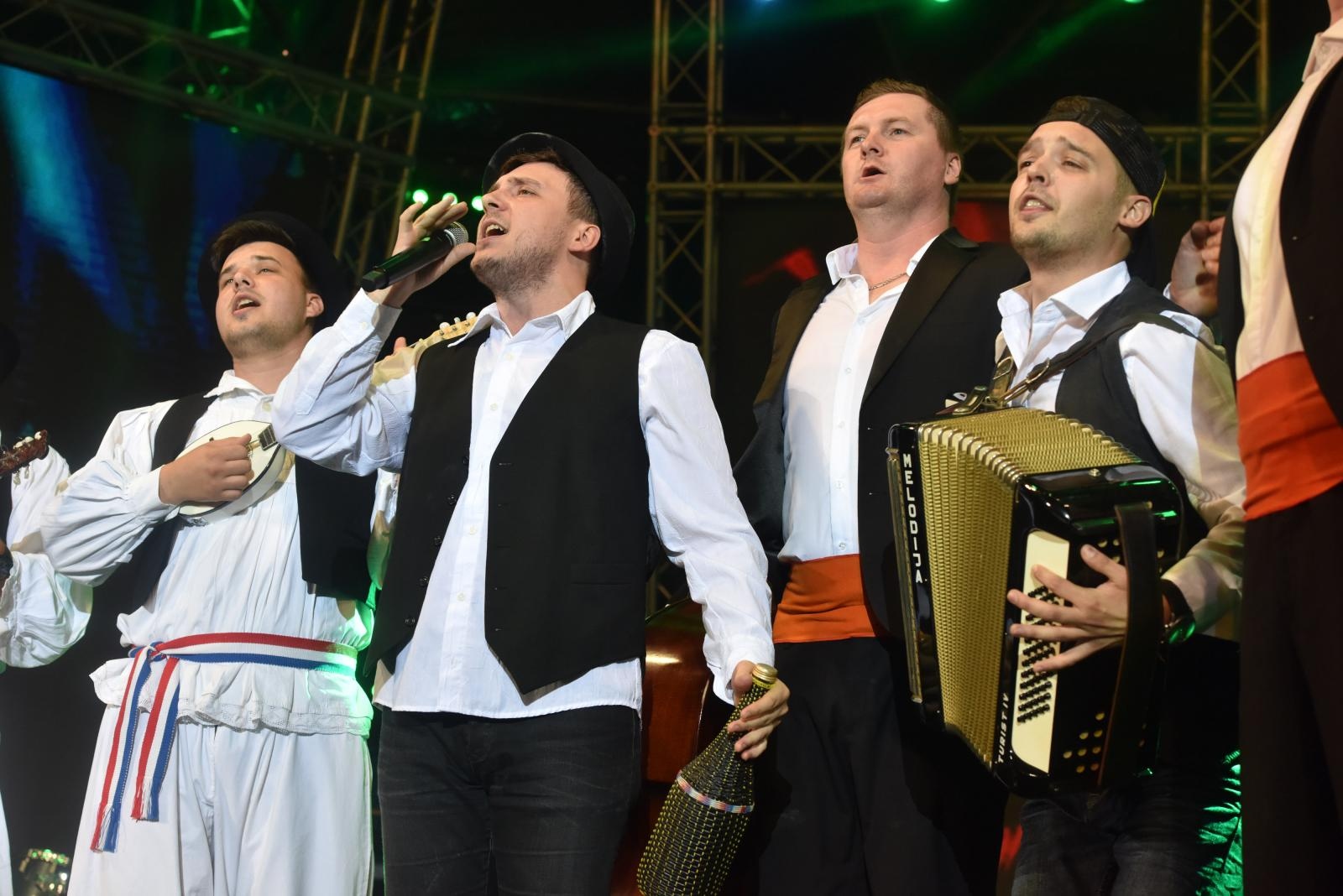 Brojni izvođači nastupili na drugoj večeri CMC Festivala 2018. u Vodicama Brojni izvođači nastupili na drugoj večeri CMC Festivala 2018. u Vodicama