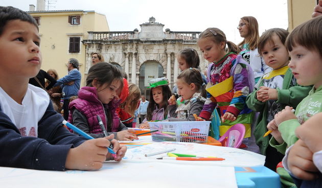 Zadar, 270411.Jutros je na Narodnom trgu odrzana vec tradicionalna manifestacija Zeleni dani grada Zadra u organizaciji Radija 057. Manifestacija i ove godine okuplja gradske vrtice koji su prezentirali svoje radove od ekoloskih materijala, odrzala se i