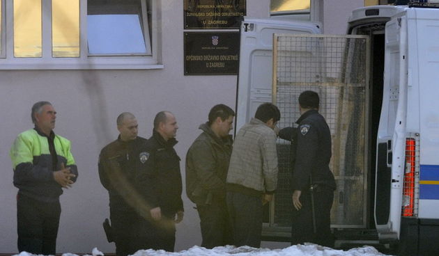 Zagreb, 270113.
Osumnjiceni za postavljanje eksploziva na Trgu bana Josipa Jelacica privedeni su na ispitivanje u Zupanijsko drzavno odvjetnistvo u Selskoj. 
Foto: Damir Krajac / CROPIX