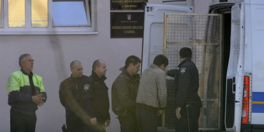Zagreb, 270113.
Osumnjiceni za postavljanje eksploziva na Trgu bana Josipa Jelacica privedeni su na ispitivanje u Zupanijsko drzavno odvjetnistvo u Selskoj. 
Foto: Damir Krajac / CROPIX