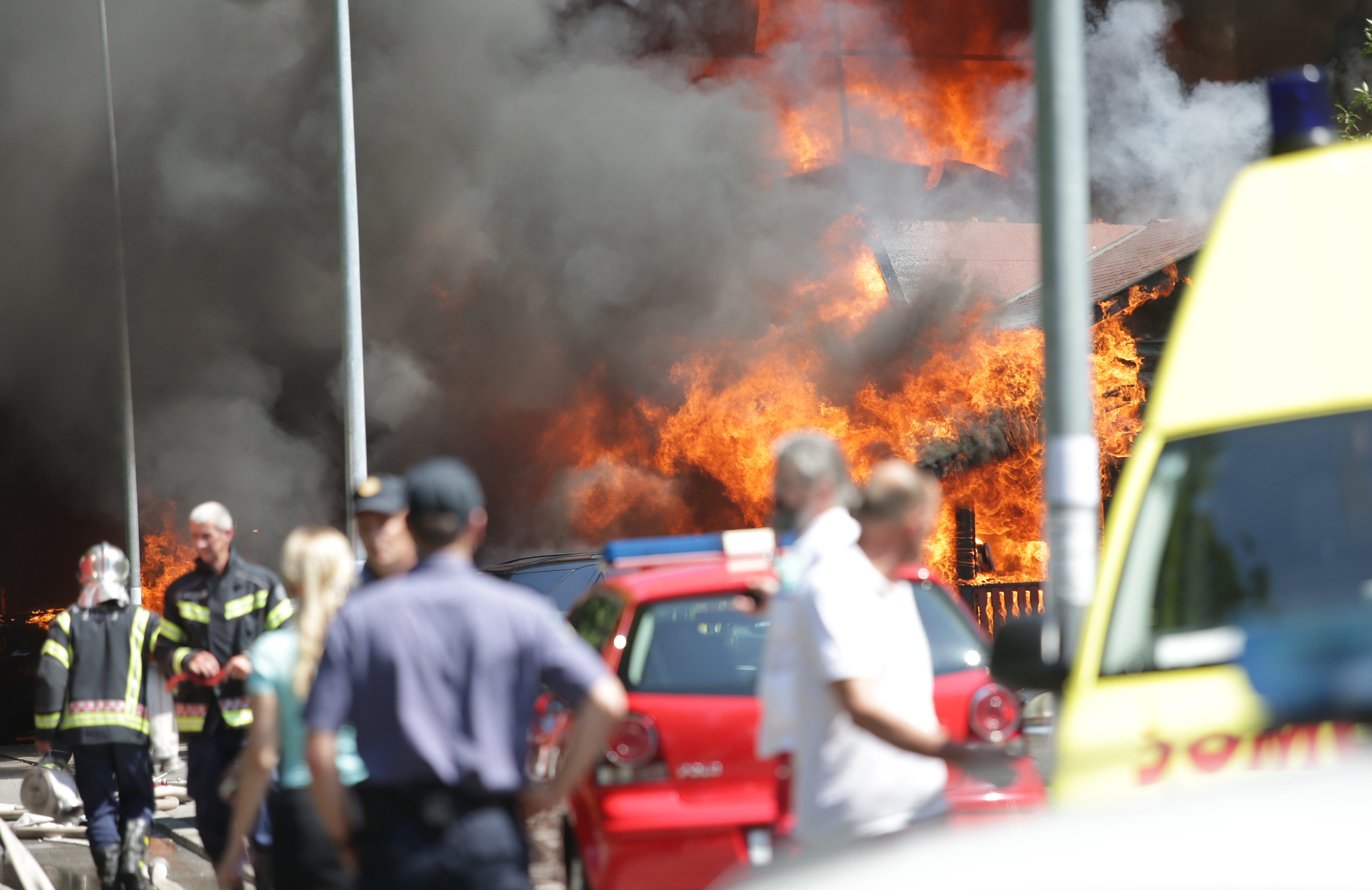 Požar na ŠRC Jelenovac, grad prekriven dimom, zaustavljeni autobusi…