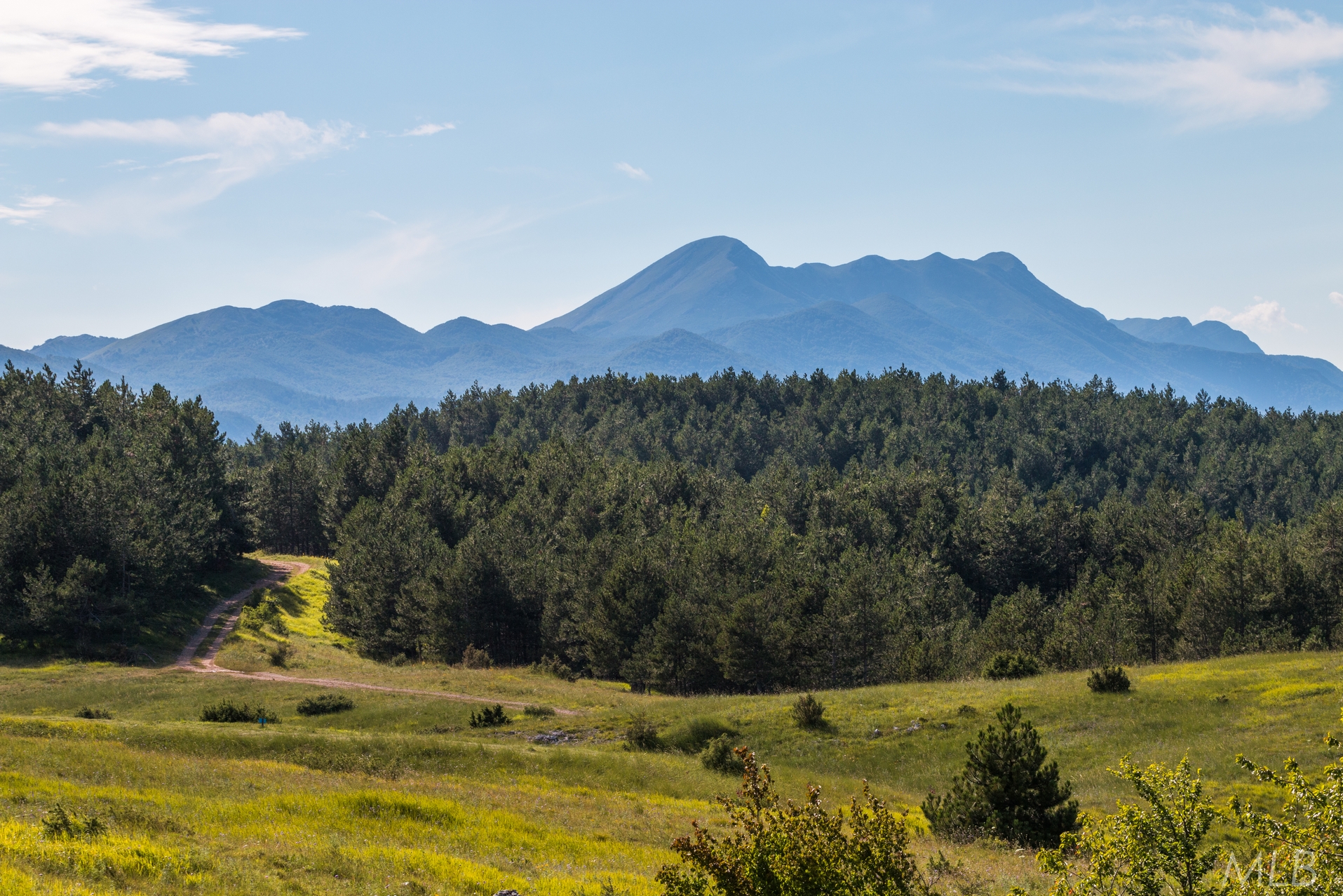 Simpatična galerija koja prikazuje životinjsku farmu na najvišem južnom vrhu Velebita – Crnopcu Simpatična galerija koja prikazuje životinjsku farmu na najvišem južnom vrhu Velebita – Crnopcu