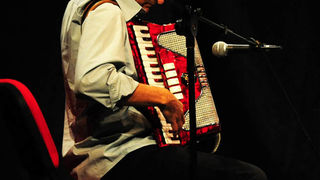 Zadar, .24.07.2012. snimio: Nenad Marčev
Brasil acoustic
Magda Mendes – vokal
Marcelo Godoy – vokal & akustična gitara
Nelson Latif – cavaquinho & akustična gitara
Gosti:
Renato Švorinić, bas,
Jadran Dučić Čićo, bubnjevi
Nebojša, ha Zadar, .24.07.2012. snimio: Nenad Marčev
Brasil acoustic
Magda Mendes – vokal
Marcelo Godoy – vokal & akustična gitara
Nelson Latif – cavaquinho & akustična gitara
Gosti:
Renato Švorinić, bas,
Jadran Dučić Čićo, bubnjevi
Nebojša, ha