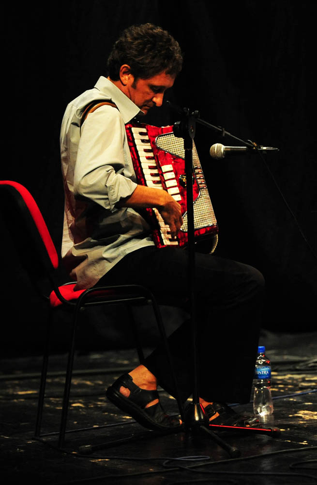 Zadar, .24.07.2012. snimio: Nenad Marčev
Brasil acoustic
Magda Mendes – vokal
Marcelo Godoy – vokal & akustična gitara
Nelson Latif – cavaquinho & akustična gitara
Gosti:
Renato Švorinić, bas,
Jadran Dučić Čićo, bubnjevi
Nebojša, ha Zadar, .24.07.2012. snimio: Nenad Marčev
Brasil acoustic
Magda Mendes – vokal
Marcelo Godoy – vokal & akustična gitara
Nelson Latif – cavaquinho & akustična gitara
Gosti:
Renato Švorinić, bas,
Jadran Dučić Čićo, bubnjevi
Nebojša, ha