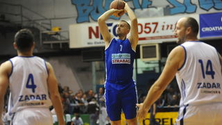 Zadar, 230912
Dvorana Jazine.
Humanitarna utakmica “Za Stephanie smo vratili kosarku u Jazine” na kojoj su nastupile brojne bivse zvijezde KK Zadra poput Dina Radje, Arijana Komazeca, Gordana Giriceka i drugih.
Na fotografiji: Nikola Vujcic
Foto: Luka Ge Zadar, 230912
Dvorana Jazine.
Humanitarna utakmica “Za Stephanie smo vratili kosarku u Jazine” na kojoj su nastupile brojne bivse zvijezde KK Zadra poput Dina Radje, Arijana Komazeca, Gordana Giriceka i drugih.
Na fotografiji: Nikola Vujcic
Foto: Luka Ge