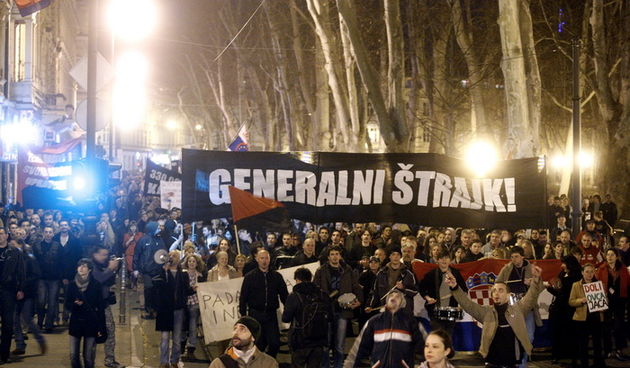 Zagreb, 120311.  Deveti po redu protuvladin prosvjed tzv. Facebook grupe poceo je u 18 sati na Cvjetnom trgu poslije cega su prosvjednici krenuli u povorci gradom. Na fotografiji: prosvjednici u Praskoj. Foto: Goran Mehkek  / CROPIX