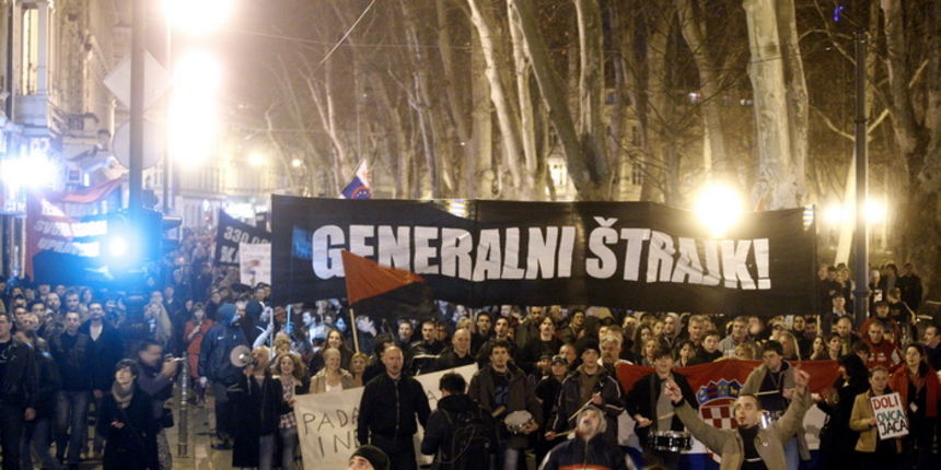 Zagreb, 120311. Deveti po redu protuvladin prosvjed tzv. Facebook grupe poceo je u 18 sati na Cvjetnom trgu poslije cega su prosvjednici krenuli u povorci gradom. Na fotografiji: prosvjednici u Praskoj. Foto: Goran Mehkek / CROPIX Zagreb, 120311. Deveti po redu protuvladin prosvjed tzv. Facebook grupe poceo je u 18 sati na Cvjetnom trgu poslije cega su prosvjednici krenuli u povorci gradom. Na fotografiji: prosvjednici u Praskoj. Foto: Goran Mehkek / CROPIX