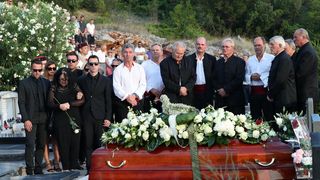 Posljednji ispraćaj Olivera Dragojevića na groblju Sveti Roko u Veloj Luci Posljednji ispraćaj Olivera Dragojevića na groblju Sveti Roko u Veloj Luci